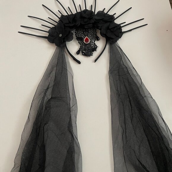 Gothic Black Halo Crown With Veil - Picture 5 of 14